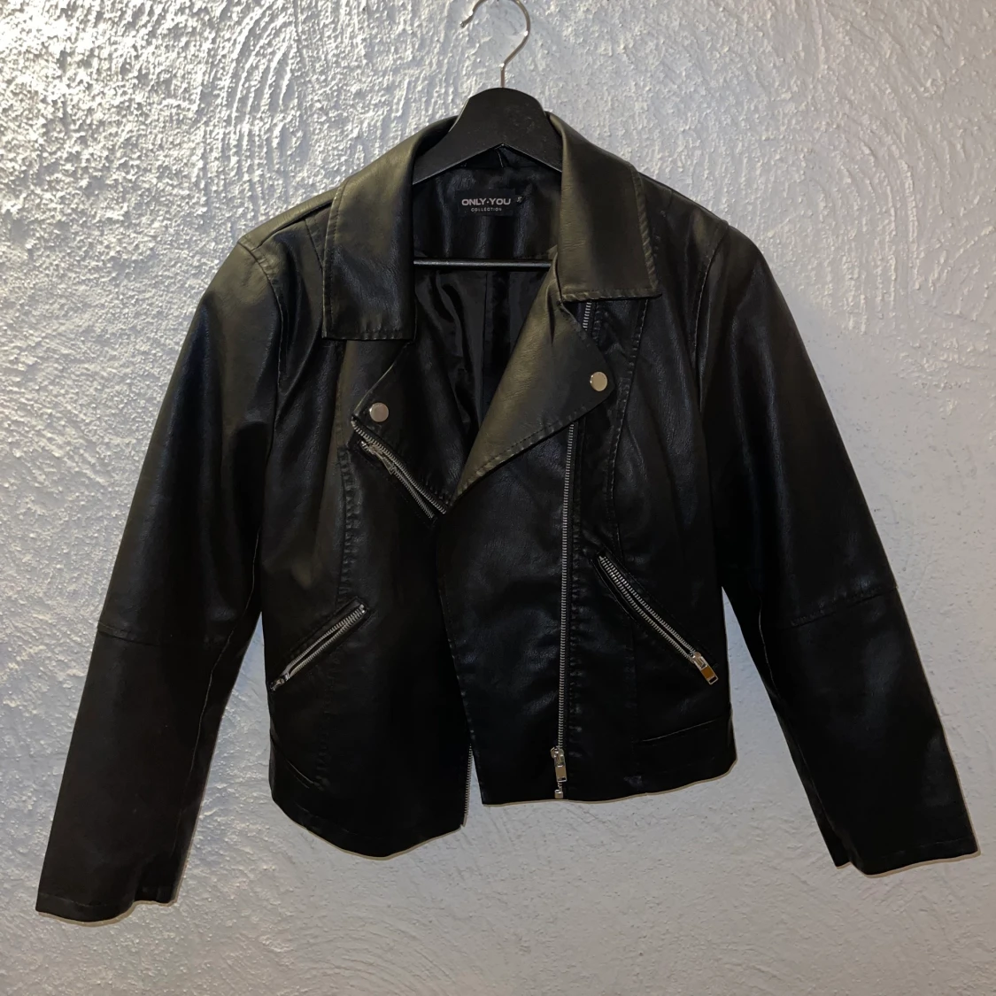 Oanvänd fejk skinjacka