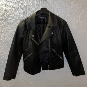 Oanvänd fejk skinjacka - Oanvänd fejk skinnjacka från Only. I storlek 38/M