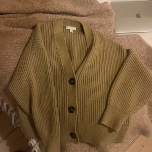 H&m kofta - Säljer en superfin stickad kofta från H&m använd 1 gång. Strl L men passar S-M eller lite oversized.💗 som ny