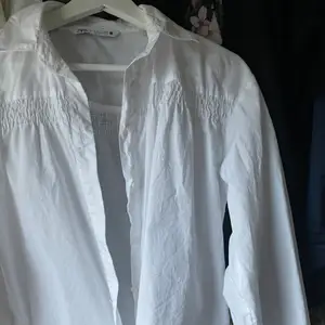 Fin vit skjorta med detaljer från zara strl Xs🤍🤍