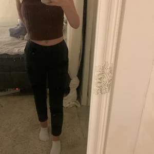 Svarta kostymbyxor  - Svarta kostymbyxor i storlek XS, svårt att ta bilder så bara att skriva privat för fler! Nästan helt oanvända i nyskick. Köparen står för frakten!☺️