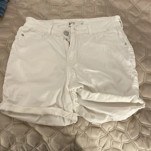  Shorts  - Dom vita är från ginatricot och dom blå är ifrån H&M dom vit är i storlek 34 och dom blåa är i storlek 36 