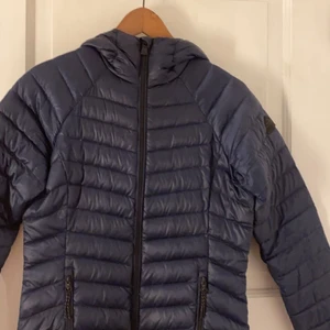Mckinley dunjacka - mörkblå dunjacka från märket Mckinley i storlek 34 men passar även 36. Bra skick