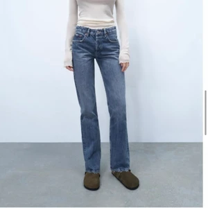 Zara mid rise jeans - Mörkblåa mid rise jeans från zara, storlek 34. Använda men ser ut som nya! Buda från 250 + frakt