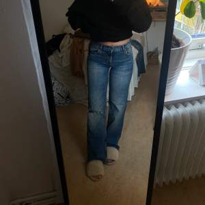 Sparsamt använda jeans från Zara. Storlek 36. Frakt tillkommer. 