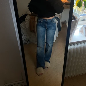 Jeans Zara - Sparsamt använda jeans från Zara. Storlek 36. Frakt tillkommer. 
