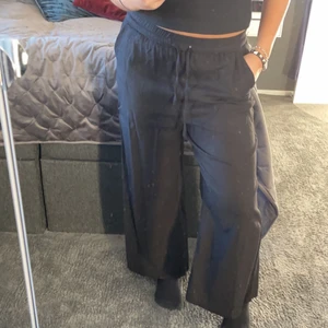 Linnebyxor  - Säljer mina svarta superfina linnebyxor! Köpte dom utomlands. Säljer eftersom att dom tyvärr är för korta för mig som är 163cm