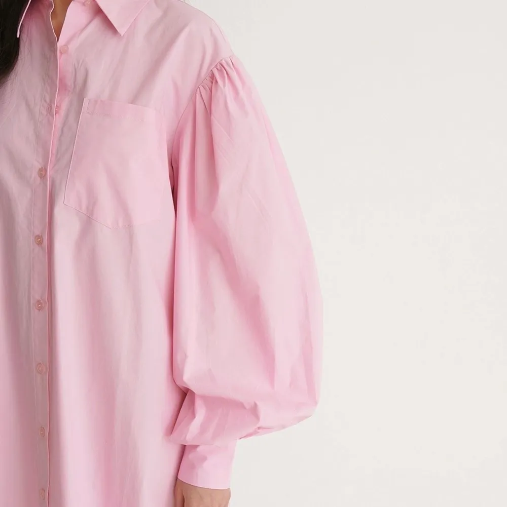 En superfin oversized skjortklänning i en ljusrosa färg, aldrig använd och prislapp hänger kvar. Storlek 38. . Klänningar.