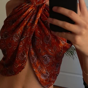 Mönster Topp - Cool orange/ bronze topp med guld detaljer! Jättefint mönster på och skönt på insidan. Sitter som en smäck, aldrig använd. 🧡💫