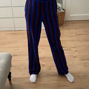 Kostymbyxor  - Säljer nu mina kostymbyxor från Monki pga att dom inte kommer till användning. Dom har inte blivit använd så jättemycket och är i ett väldigt bra skick.