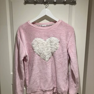 Babyrosa fluffig tröja - Supersöt tröja från Cubus i strl S. Precis så mjuk o skön som den ser ut! 