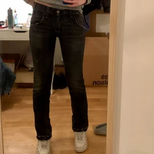 Levis jeans - Gråsvarta levis modell 511 med coola bakfickor straighleg men skulle nog sitta bättre på någon kortare (jag har nästan 180) 