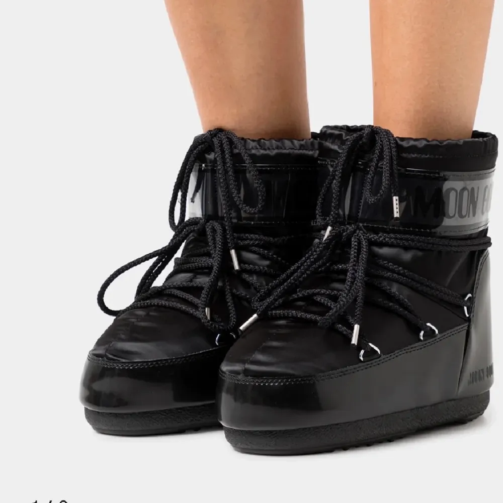 Svarta glansiga moon boots, köpta i vinter så inte använda så mycket! Nypris: 1600kr mittpris: 1000kr💓FRAKT ÄR GRATIS. Skor.
