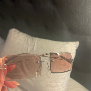 Solglasögon - Stora i storleken, skyddar inte mot solen utan används som accessoar