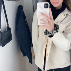 Majken jacket ginatricot - Säljer denna jacka då den inte kommer till användning❣️ köptes för 500, säljer för 270 då jag knappt använde den❣️ (pris går att diskutera) 