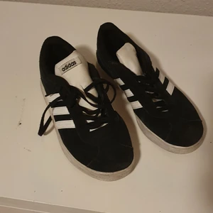Adidas skor, 38 2/3 - Adidas skor i bra skick, stl.38 1/2