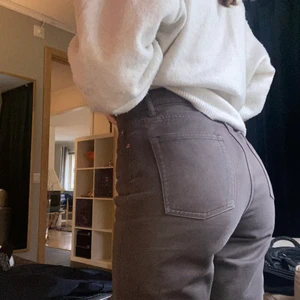 Jeans - Bruna jeans med slits från zara! Skitsnygga! Passar bra i längd på mig som är 170cm, men kan även passa någon upp till 173cm och även kortare. Finns inte kvar på hemsidan, men de är sparsamt använda.💖💖
