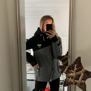 Jacka från dope strl xxs  - Säljer denna jacka från dope som är helt ny och perfekt att åka skidor i! Strl xxs👌🥰unisex