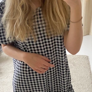 Schackmöndtrad klänning  - Rutig hm klänning i storlek S. Säljer pågrund av att jag tycker den sitter för stort på mig. Köparen står för frakt❤️