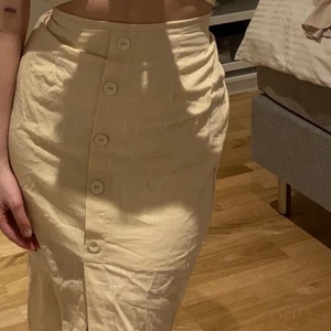 Set  - Säljer ett helt oanvänd set, den är i strl S men kan passa M oxå då det är stretch. Väldigt snygg färg💛 