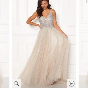 Sparkling Tulle Dream Dress - Vacker klänning passande för bal, aftonklänning, bröllop eller andra fina tillställningar. Djup V i rygg, slits vid ben och koppar vid bröst som är möjliga att ta ut. Nypris: 4899kr