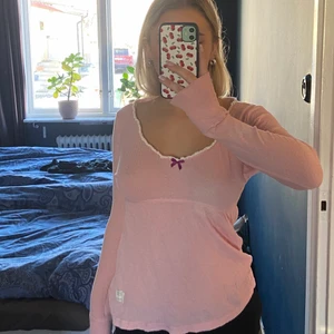 Rosa topp från Odd Molly - Ljusrosa topp från OddMolly, super söt och skön! Skriv för fler bilder, frakt tillkommer❤️‍🩹