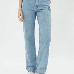 Säljer också på grund av fel storlek. Är i storlek 25/30 och passar bra i längden för mig som är 165 cm. Fina blå raka jeans! 