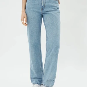 Blåa jeans  - Säljer också på grund av fel storlek. Är i storlek 25/30 och passar bra i längden för mig som är 165 cm. Fina blå raka jeans! 