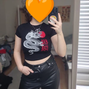 Croptop - Tajt croptop med drake och kinesiska tecken på. Från New yorker, sparsamt använd 🥰 kan mötas upp i Lund, Staffanstorp eller frakta. 