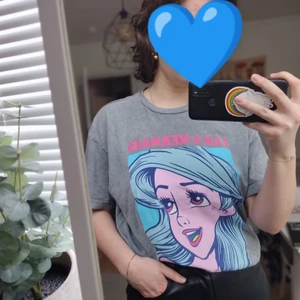 Oversized tisha - Stor t-shirt från HM med Ariel på. Sparsamt använd. Kan mötas upp i Lund, Staffanstorp eller frakta. 🥰