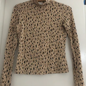 Tröja från monki - Tröja som inte kommer till användning så säljer den här