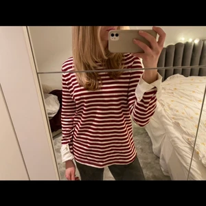 Randig tröja  - Säljer denna fina tröjan pågrund av att jag inte använder den längre! Den är i storlek M men är ganska liten i storleken.