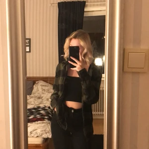 Flanellskjorta H&M - Säljer nu min flanellskjorta i en mörk militärgrön färg och i svart! Köpte denna från H&M i butik från herr avdelningen i storlek S. Den är i ett bra skick, inga håll och är precis som ny då jag har använt denna ett få tal gånger bara. 