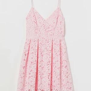 Rosa spetsklänning - H&M storlek 44  - Jättesöt och fin ljusrosa slutsåld spetsklänning från H&M. Den är endast använd 1 gång och är i mycket gott skick. Storlek 44 men sitter mer som storlek 40. Inköpspris 600kr, säljer för 199 kr