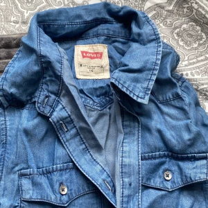 Jeansklänning från LEVI’S - Endast använd en gång💗jättefint skick
