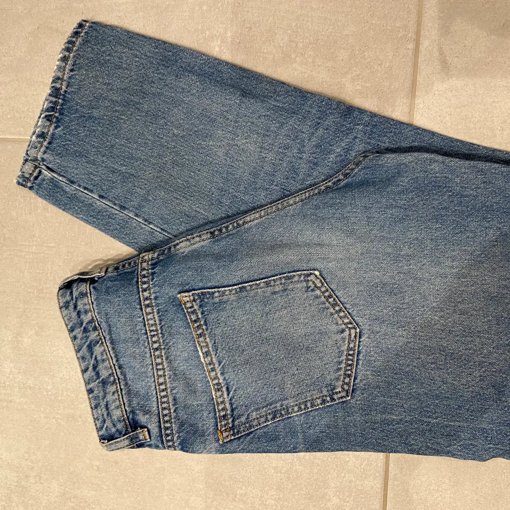 Ett par mörkblåa jeans från Gina tricot i väldigt fint skick! Säljer för att de är för stora i midjan på mig och inte sitter bra på min kroppsform. Nästan helt oanvända. De är lagom i längden på mig som är 160. Jeans & Byxor.