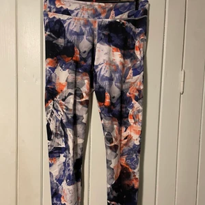 Adidas tränings byxa S - Mönstrade träningsbyxor i storlek S. Har en liten ficka på höften ( ex nyckelficka )