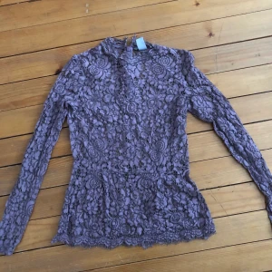 Lila/rosa tunn spets tröja - Lila/rosa tunn spets tröja med krage. Man ser rätt igenom om man inte har nått under. Aldrig använt då jag inte trivdes med den