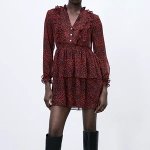 Zara klänning - Säljer nu min helt underbara klänning från zara då den inte kommer till användning! Prislappen sitter kvar och den är i storlek S. Den är superskön och as snygg att ha nu till våren!😍💕köpt för 399kr, den är i nyskick då jag aldrig använt den och därav försäljningspriset 💕💕