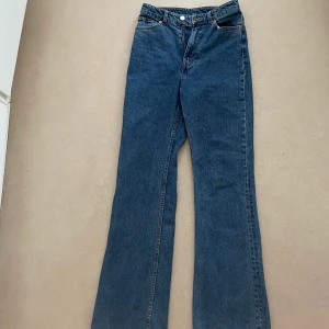 Jeans byxor - Vida byxor från monki. Nypris 400kr. Använd en gång är i nytt skick