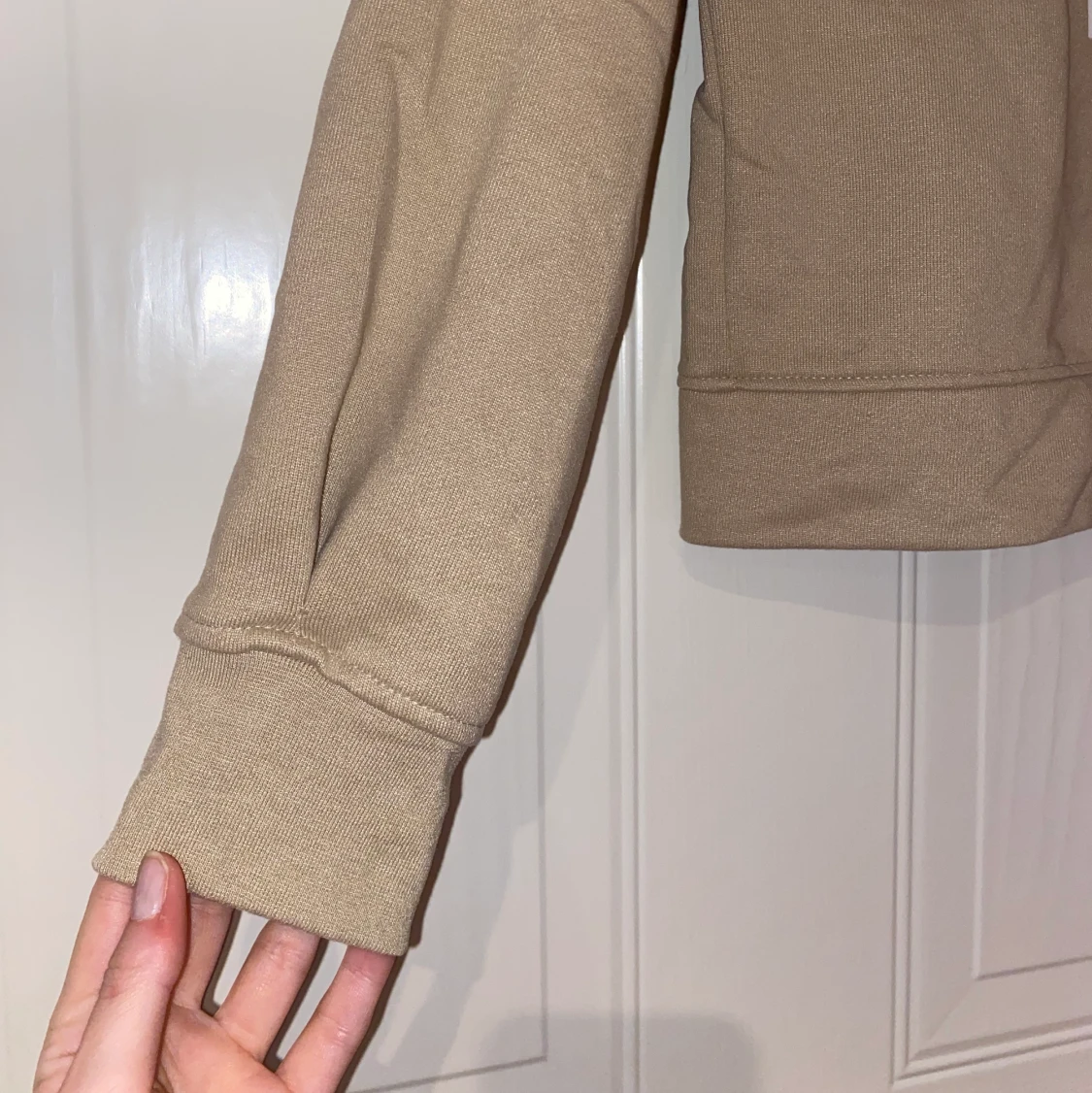 Beige tröja med text - 91