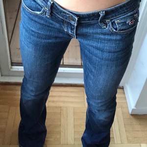Ett par jätte fina bootcut jeans (lite svårt att visa på bild)😁 mörkblå-blå i färgen💕storlek 25 i jeansstorlekar och passar mig som har XS-S🤩 buda i privat chatt😁