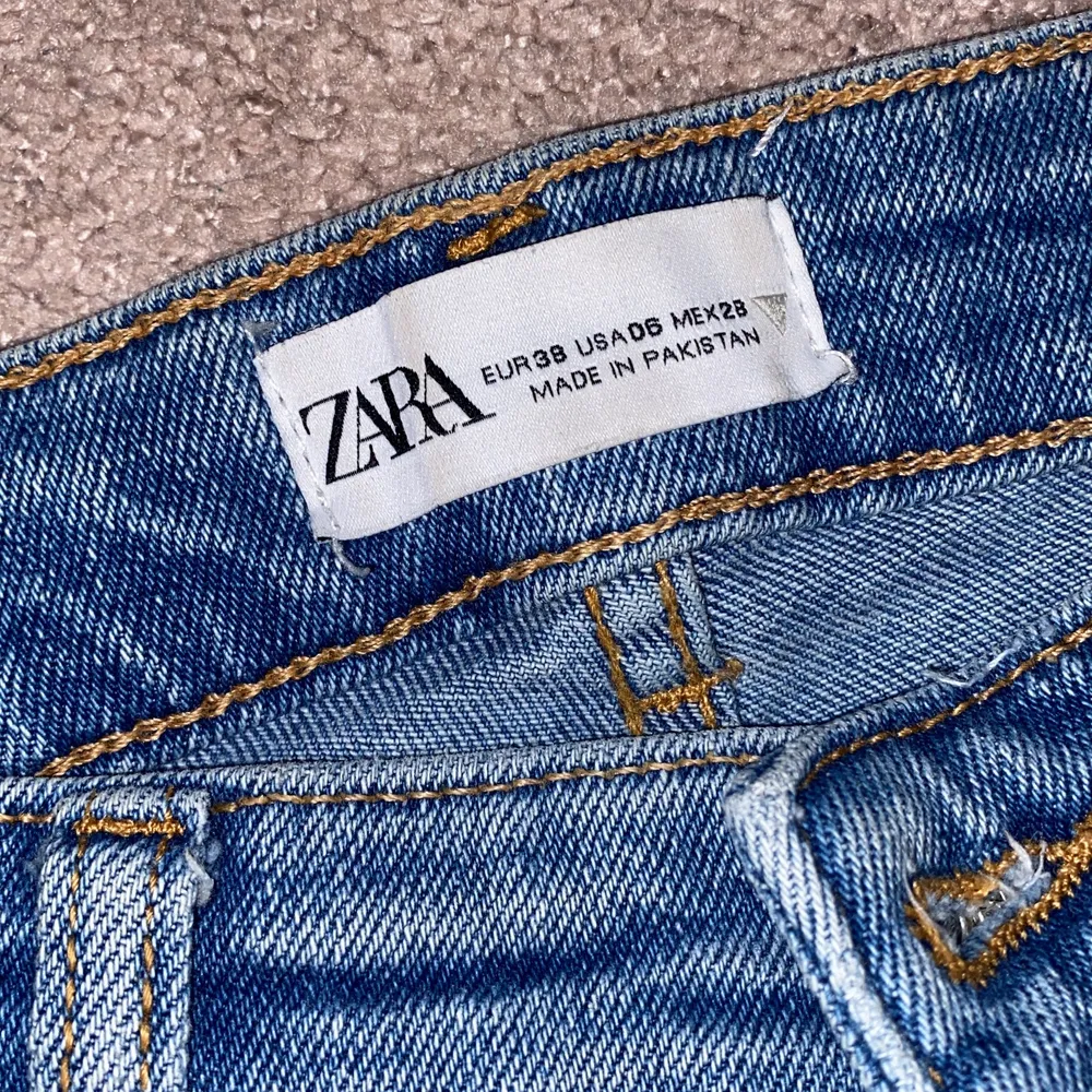 Ett par tajta, blåa jeans från zara i storlek 38. Säljer pga att de är för korta för mig som är 167 cm. Bra skick. Köparen står för frakten.. Jeans & Byxor.