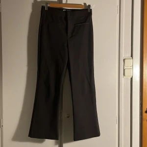 Kostymbyxor  - Kostymbyxor från Zara som är lite bootcut men mest raka, sitter på höfterna på mig som är 160 men skulle nog rekommendera ngn som är lite kortare! 💓
