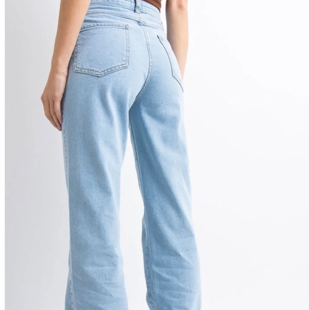 Säljer mina blå vida jeans från madlady eftersom dom var för små för mig. Jag har aldrig använt dom och dom har bara legat i garderob🤣🤩🤩längden är L30. Jeans & Byxor.