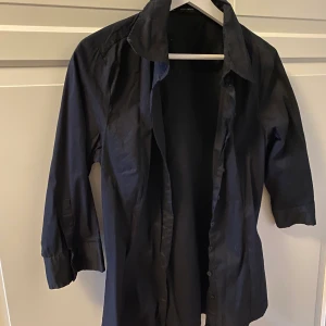 Skjorta  - Skjorta från Vero Moda med korta ärmar, aldrig använd 