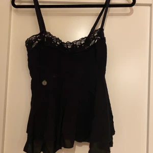 Svart Topp  - Jättesöt svart topp från Chelsea!! Säljer då den tyvärr blivit för liten för mig, använd bara fåtal gånger. Storleken står inte men skulle säga att det är en xs