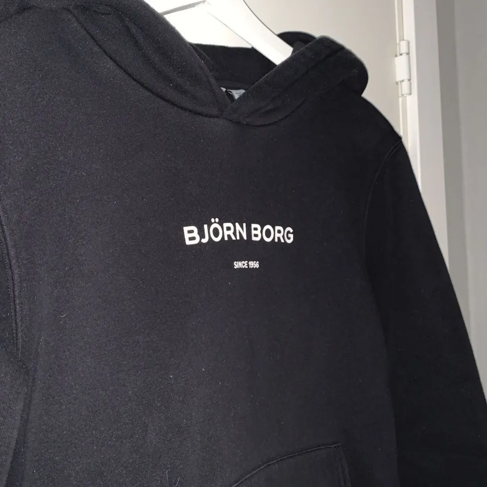 Storlek 40 men sitter normalt på mig som har S.  Tröjan är i väldigt bra skick.                                                  Betalning sker via swish och köparen står för frakten. . Hoodies.