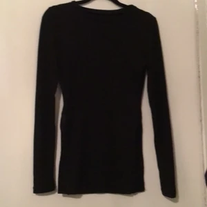 Tröja från shein strl xs - Jätte fin tröja med 2st slit vid sidorna, jag har använt den 1 gång för att den kom aldrig till användning. Den är i ett ribbat material och är sågott som ny❤️ vid fler frågor skriv gärna privat!