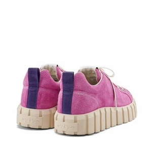 Eytys - Säljer mina rosa eytys eftersom dom aldrig kommer till användning, använda ungefär 5 gånger. Storlek 35 men skulle nog kunna passa en 36 också. Frakten ingår i priset! Kan även mötas i Gävle.